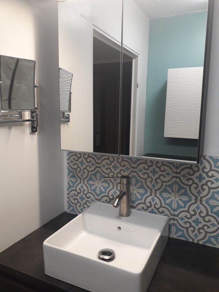 conception de salle de bain, carreaux de ciment, vasque à poser, miroir grossissant
